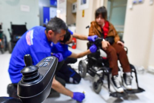 Tekerlekli sandalyelerin ücretsiz bakım ve onarımını sağlıyor