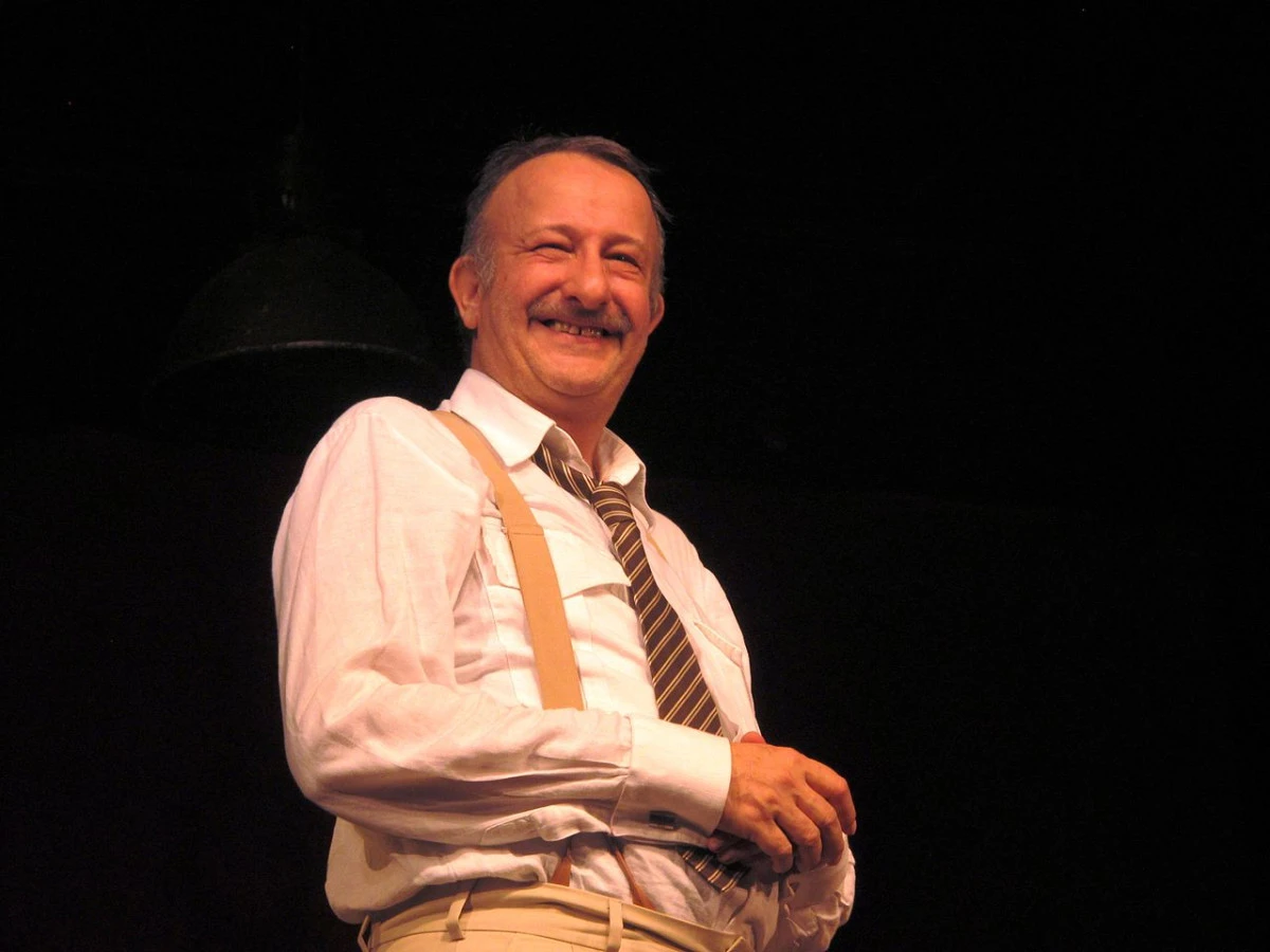 Tiyatro Perdesi Bu Kez Özcan İçin Kapandı