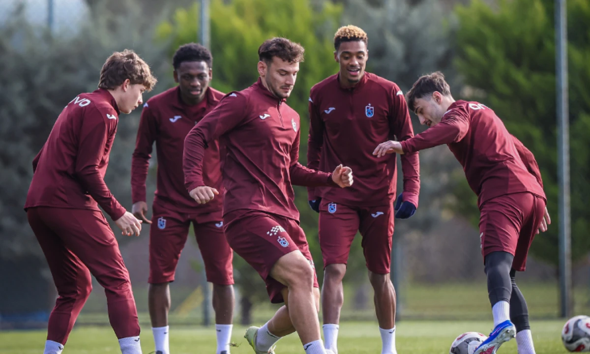 Trabzonspor'un Galatasaray derbisi kamp kadrosu a&ccedil;ıklandı