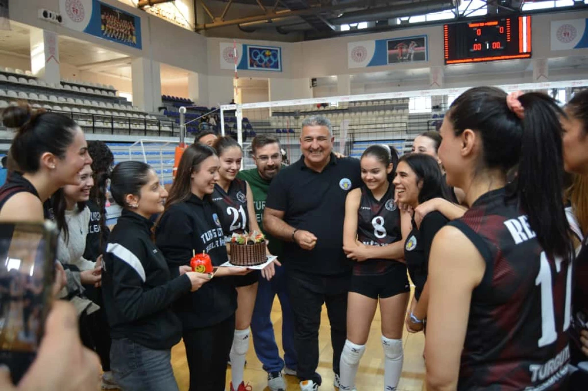 Turgutlu Belediyespor Kadın Voleybol takımı coştu