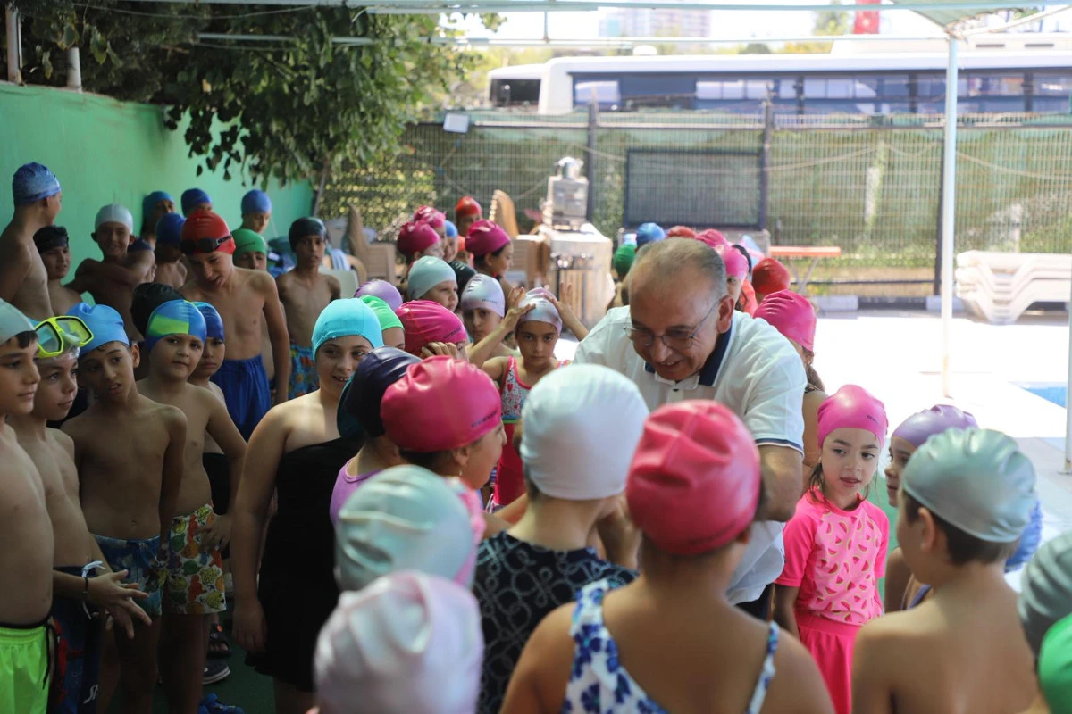 Turgutlu’da Yaz Spor Okullarında Minik Yüzücüler Sertifika Aldı