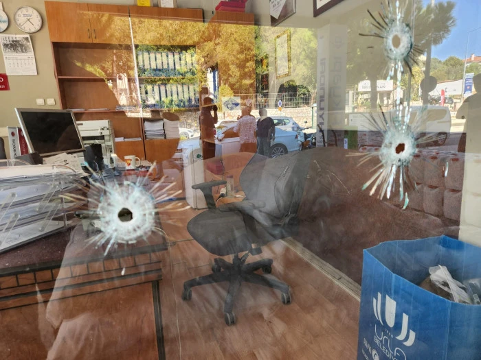 Urla’da CHP Eski  İl Başkanın İşyeri Kurşunlandı