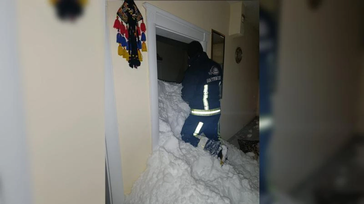 Van&rsquo;ın &Ccedil;atak il&ccedil;esinde &ccedil;ığ d&uuml;şt&uuml;: 1 kişi kayıp, 22 ev tahliye edildi