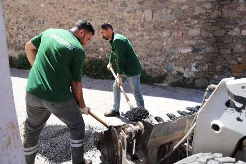 Yol ve Kaldırım Çalışmalarıyla İlçeyi Daha Güvenli Hale Getiriyorlar