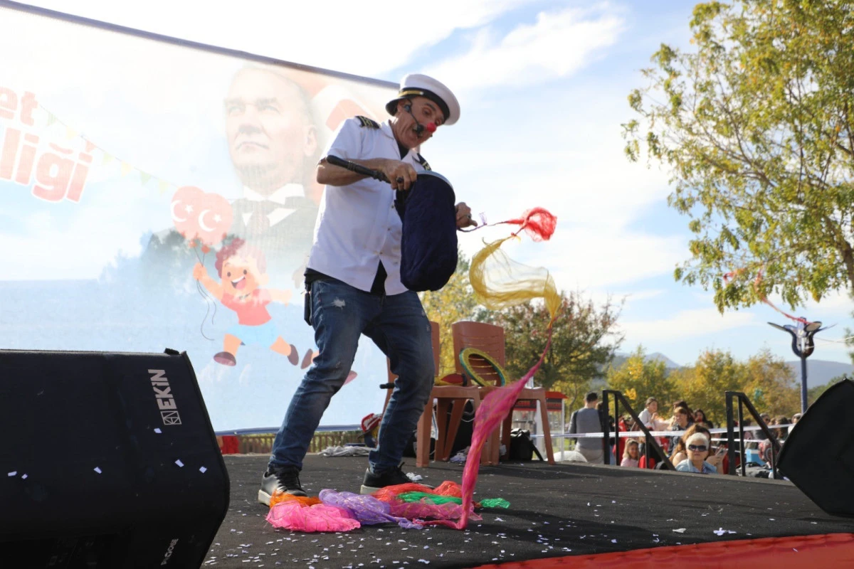 Yunusemre’de Çocuklar Cumhuriyetin 102. Yılını Coşkuyla Kutladı